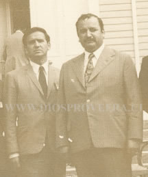 Pastor Raul Alvarado Tapia junto al Obispo Carlos San Mart�n (el array�n, 1972) 