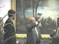 Nuestro Obispo recibiendo una Copa de triunfo por 30 aos como Obispo de la IUMP. (Templo Central 8/12/2002)